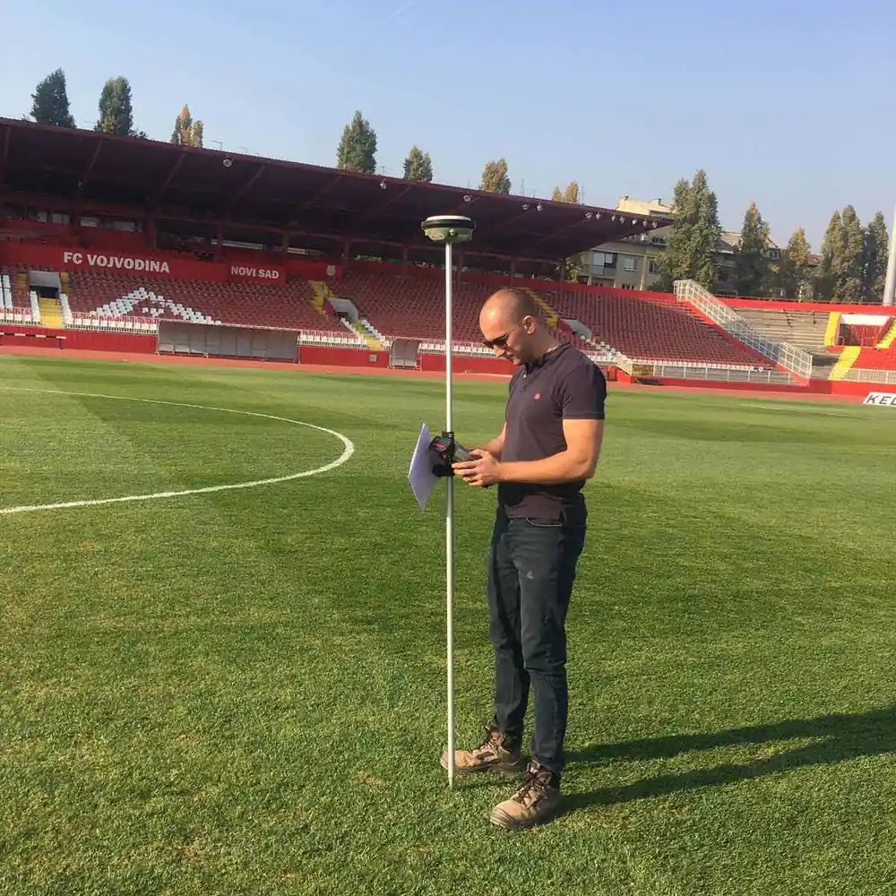 Radovan sa GPS prijemnikom na travnatom terenu stadiona